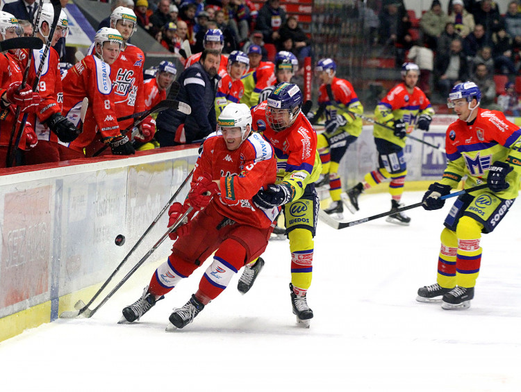 Martin Beránek se snaží u hrazení přejít přes Marka Slavíka