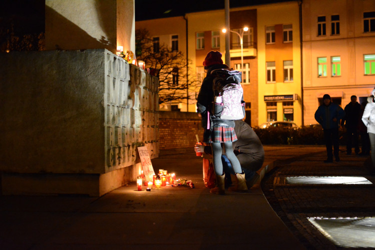 Na Masarykovo náměstí přišly desítky lidí, aby uctily památku Jana Palacha