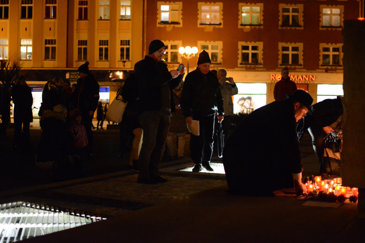 Na Masarykovo náměstí přišly desítky lidí, aby uctily památku Jana Palacha