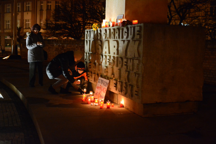 Na Masarykovo náměstí přišly desítky lidí, aby uctily památku Jana Palacha