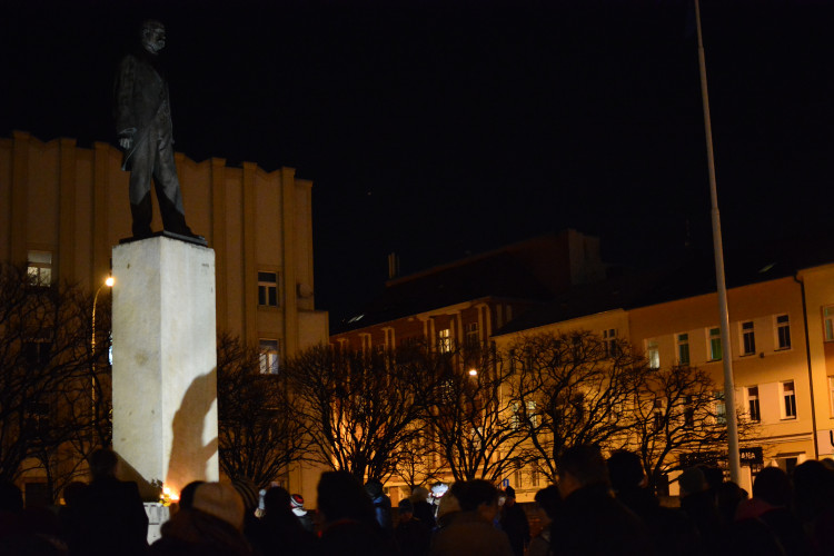 Na Masarykovo náměstí přišly desítky lidí, aby uctily památku Jana Palacha