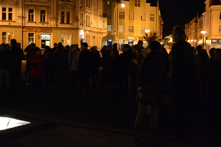 Na Masarykovo náměstí přišly desítky lidí, aby uctily památku Jana Palacha