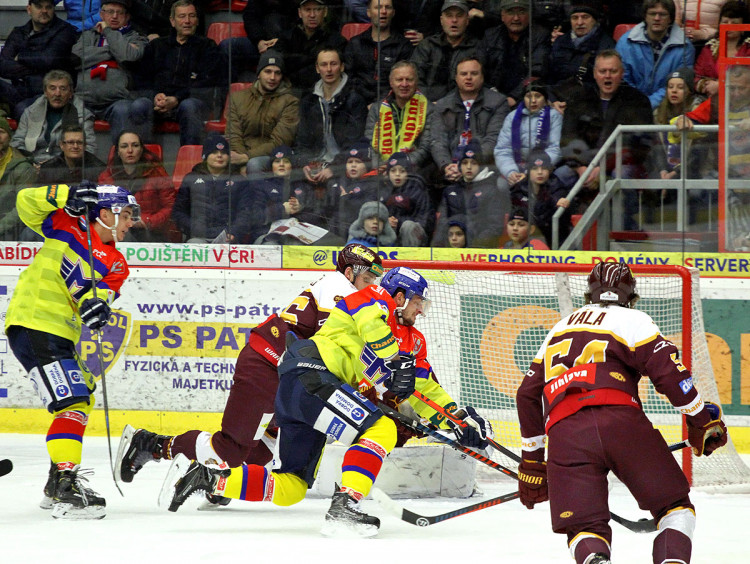 Miloslav Čermák se snaží překonat beka Mareše i gólmana Honzíka