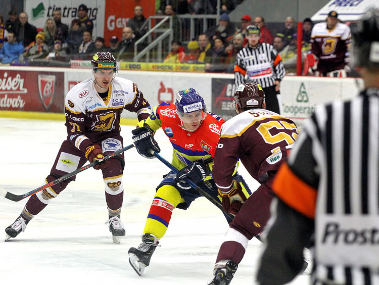 Pokus Romana Přikryla obejít při souboji jeden na jednoho Petra Štindla, vzadu Tomáš Harkabus