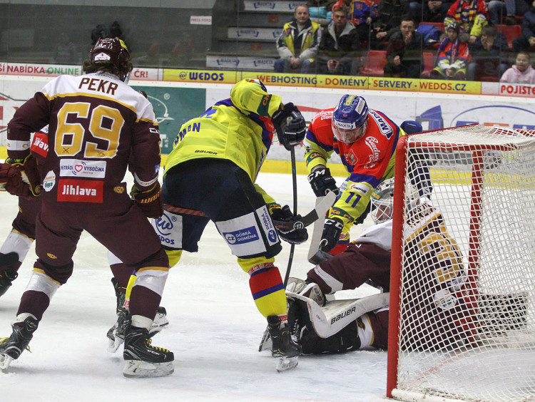 Heřman s Čermákem "buší" do Honzíka