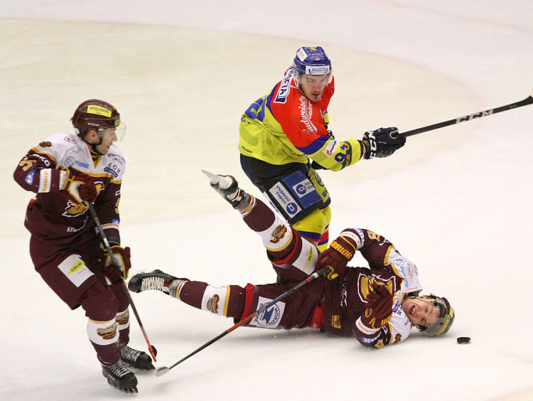 Jihlavský Václav Půža skončil po souboji s Zdeňkem Doležalem na ledě