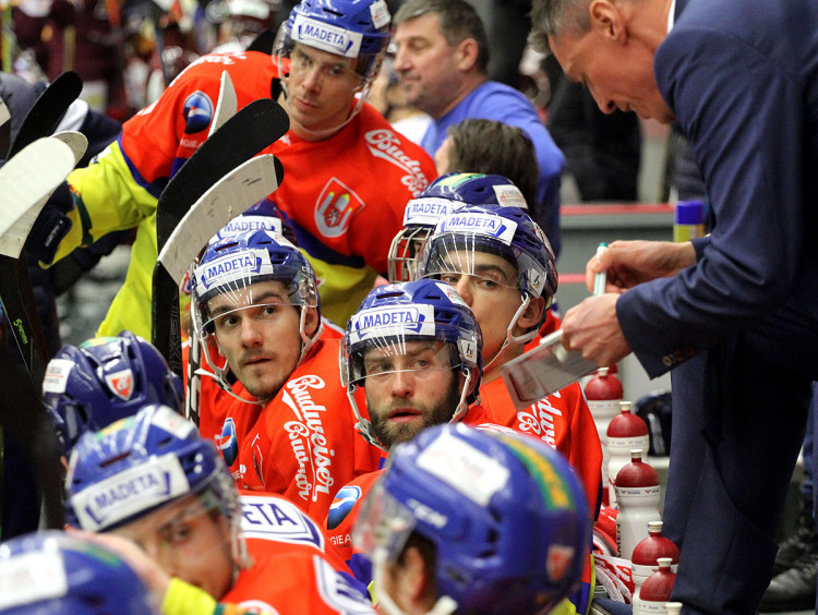 Domácí hráči pozorně naslouchají pokynům asistenta trenéra Aleše Tottera