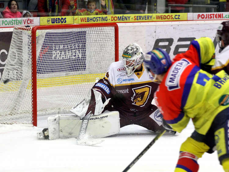 David Honzík proti nepřesné střele Codyho Bradleyho v širokém rozkleku zasahovat nemusel
