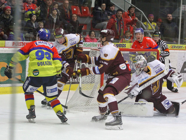 Klíčový moment zápasu, kdy se puku ujal Zdeněk Doležal, rychle objel jihlavskou klec a při zakončení našel skulinu mezi výstrojí gólmana a tyčkou - 3:2