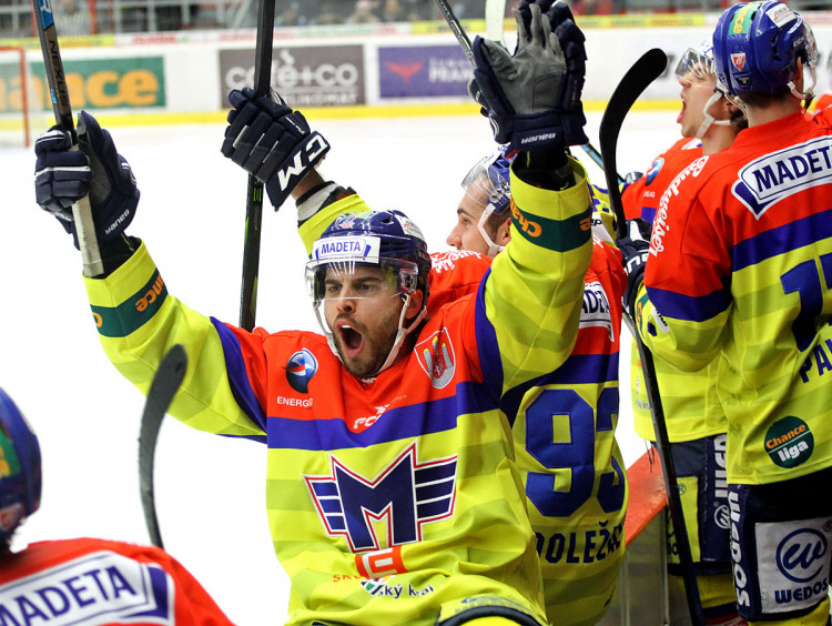 Spotánní radost domácí střídačky, na snímku David Gilbert