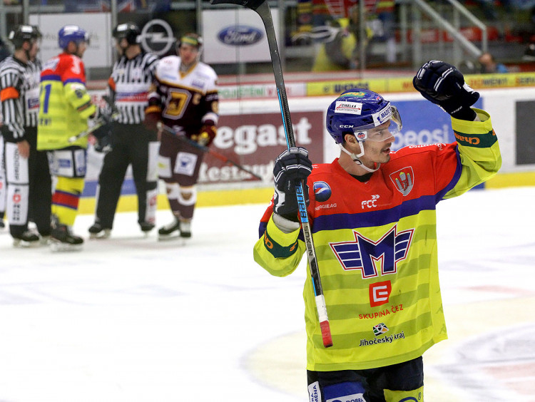 Na tenhle okamžik se bude dlouho vzpomínat. Zatímco Jihlavští se v pozadí snaží přesvědčit rozhodčího, že kontaktní gól Motoru by neměl platil, Žiga Pavlin gesty hecuje domácí publikum k větší aktivitě. Vyplatilo se!