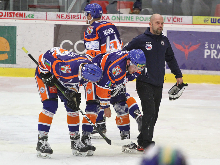 Po tvrdém zásahu pukem opustil Tomáš Kvapil ledovou plochu s bolestivou grimasou ve tváři