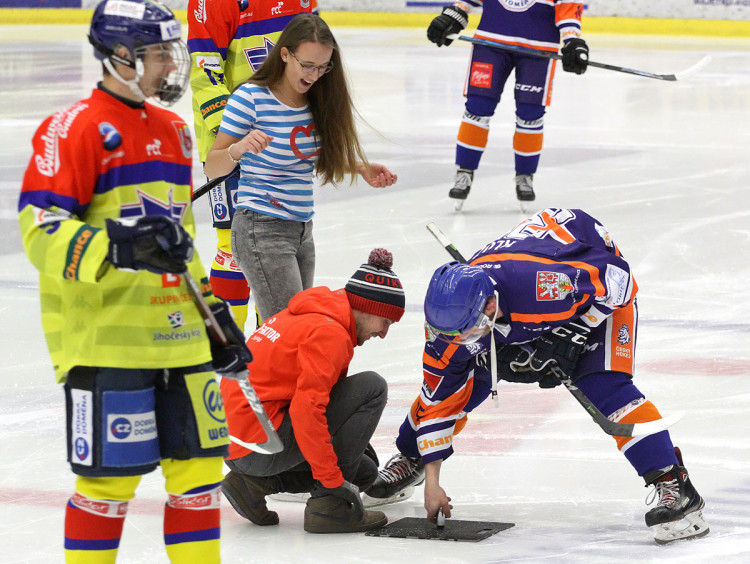 Ještě větší rozruch než bruslařské vystoupení Milana Džuby způsobily přimrzlé podstavce rádiových muších křídel. Do výpomoci se před začátkem druhé třetiny aktivně zapojil nejproduktivnější hráč Stadionu Jan Kloz