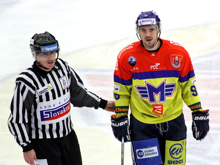 Čárový rozhodčí odvádí Martina Heřmana na trestnou lavici