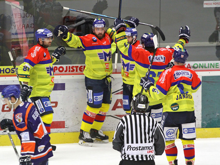 Autorem krásného gólu na konečných 5:1 byl ve 36. minutě po individuální akci Lukáš Endál (uprostřed)