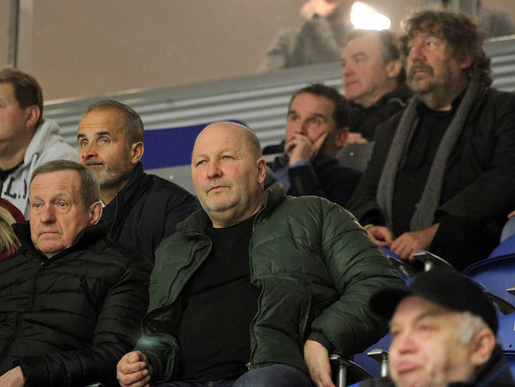 Pohled na VIP tribunu - uprostřed bývalý skvělý motorácký bek Rudolf Suchánek, za ním vpravo nahoře filmový režisér Zdeněk Troška