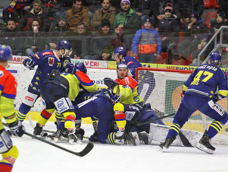 Nepřehledná situace v první třetině před brankou zubrů střeženou Lukášem Klimešem