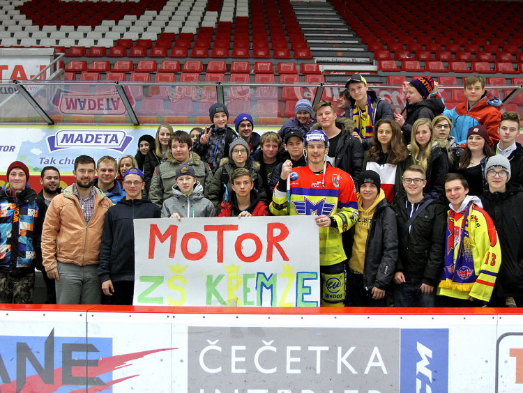 ČEZ Motoru dorazili fandit žáci Základní školy Křemže. Po zápase je přišel na domácí střídačku pozdravit Žiga Pavlin