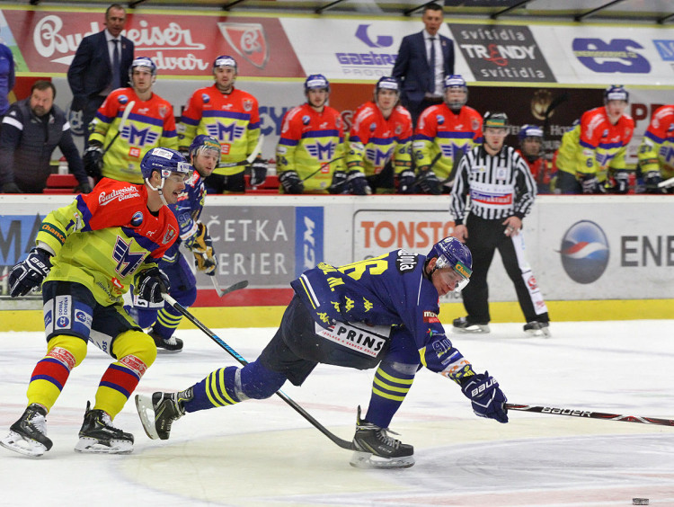 Matouš Kratochvíl se natahuje za volným kotoučem před Žigou Pavlinem