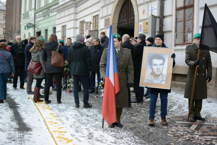 Centrem města prošel pietní průvod, studenti zopakovali pochod za Jana Palacha z roku 1969