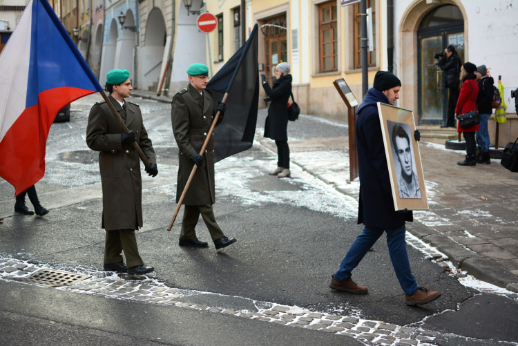 Centrem města prošel pietní průvod, studenti zopakovali pochod za Jana Palacha z roku 1969