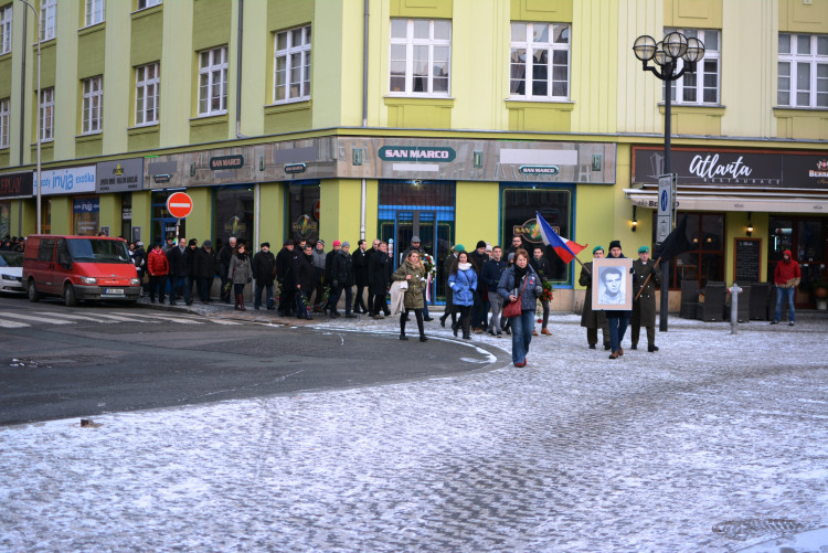 Centrem města prošel pietní průvod, studenti zopakovali pochod za Jana Palacha z roku 1969