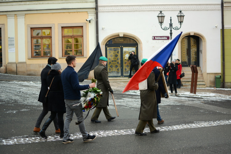 Centrem města prošel pietní průvod, studenti zopakovali pochod za Jana Palacha z roku 1969