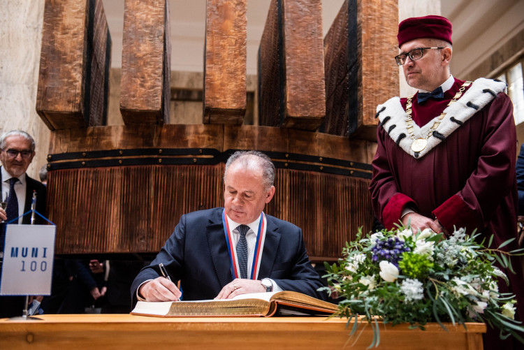 Předání velké zlaté medaile Masarykovy univerzity slovenskému prezidentovi Andreji Kiskovi, autor: Tomáš Hrivňák