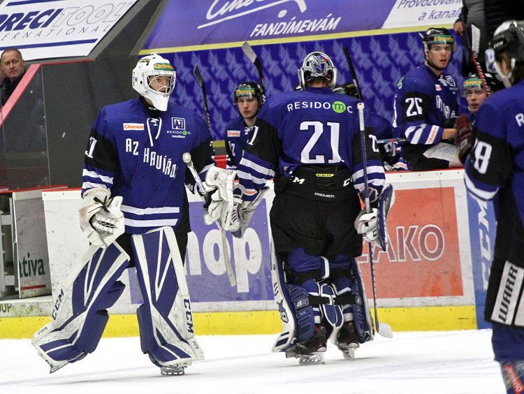 Ondřej Bláha musel po Bradleyho gólu na 4:0 přepustit své místo v brance Jiřímu Matouškovi
