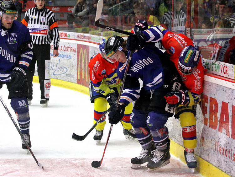 Martin Beránek bojuje u hrazení o puk s Lukášem Bednářem