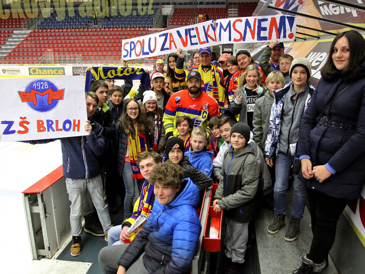 V Budvar aréně tentokrát fandili hokejistům žáci Základní školy Brloh. Vyfotit se s nimi přišel Zdeněk Kutlák