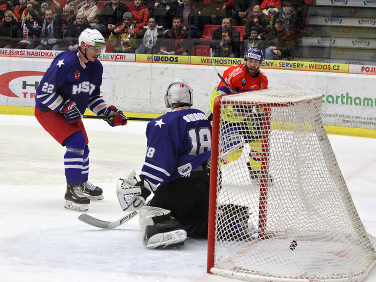 Lukáš Endál se pokusil v 6. minutě najít volného Martina Nováka, jeho nahrávka se ale od Psoty (mimo záběr) odrazila přímo za záda Dominika Svobody