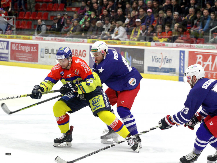 Hostující Lukáš Paták se snaží zabránit ve střele Jakubu Babkovi