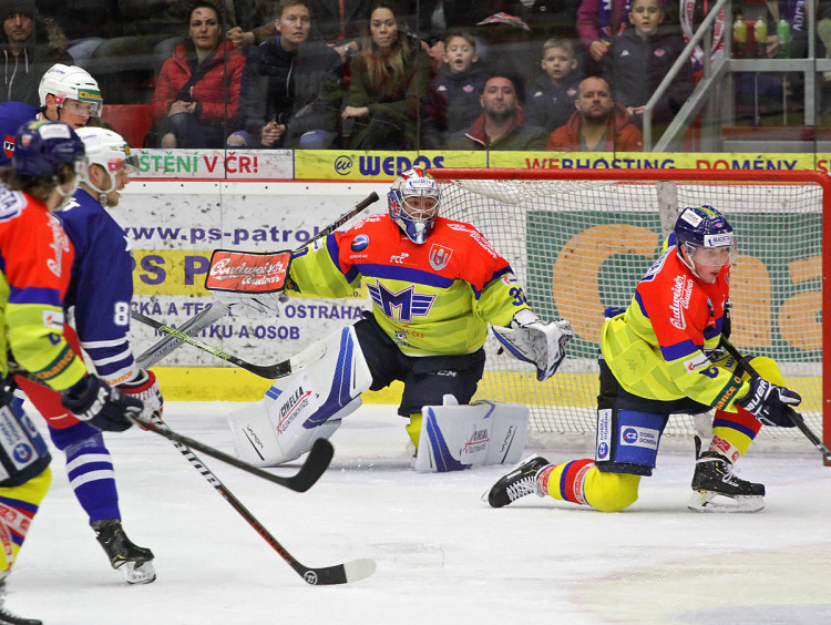 Situace těsně před vyrovnání Třebíče. Petr Kváča už se nestihl přesunout ke své levé tyčce a Tomáš Havránek jej překonal - 1:1