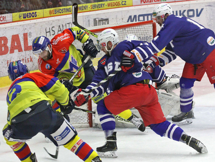 Ofenzivní snaha Martina Nováka komplikovaná dobrou defenzivou Šimona Szathmáryho