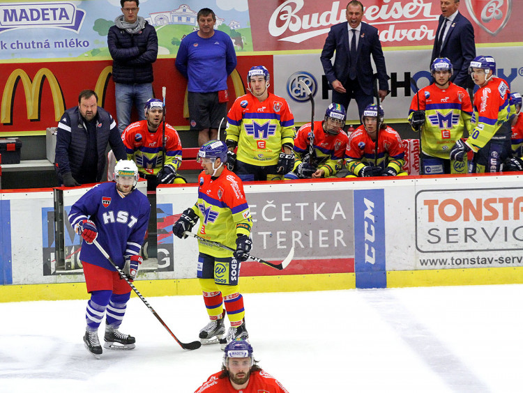 Co trenéři křičeli na Dunna, když si před odchodem na střídačku začal vyměňovat názory po vzájemné srážce s Malcem, si můžeme jen domyslet...