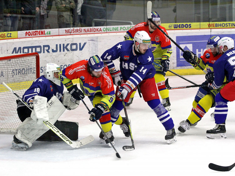 Čejka tlačí Endála do vlastního brankoviště