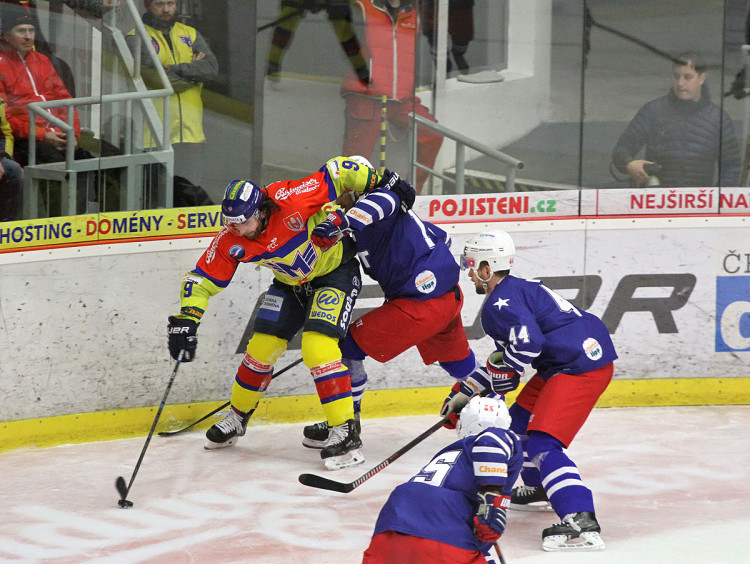 Tísněný Lukáš Endál se snaží ujet z rohu před branku