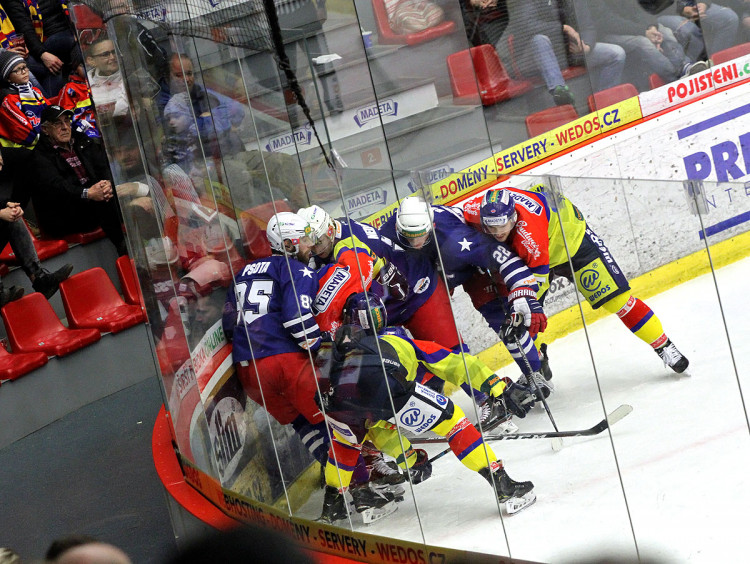 Typický obrázek duel s Třebíčí - skupina hráčů bojující o puk u mantinelu dlouhé sekundy bez přerušení hry