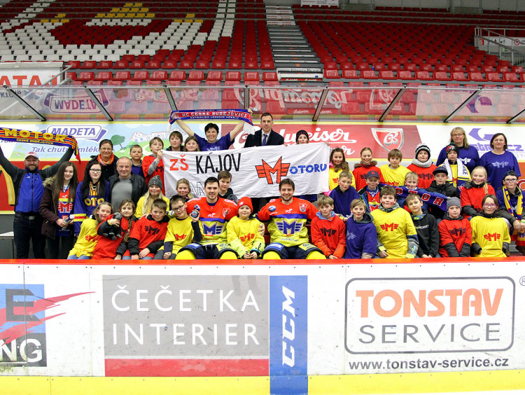 S dětmi ze Základní školy Kájov se přišli na střídačku vyfotit Martin Heřman, Jakub Babka a také zraněný Jiří Šimánek