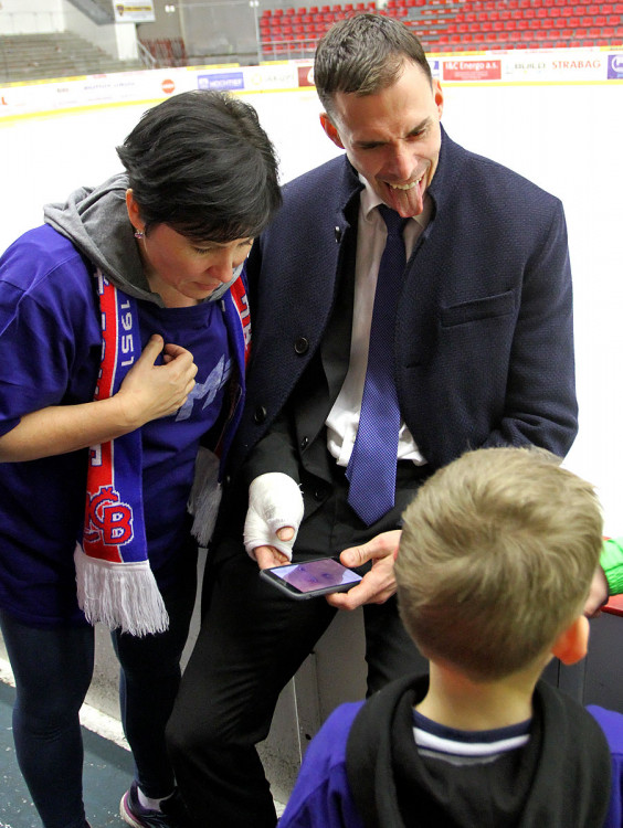 Jirka Šimánek ukazuje zvídavým fanouškům následek svého nepříjemného zranění: "Dívej, je to bléééé..."