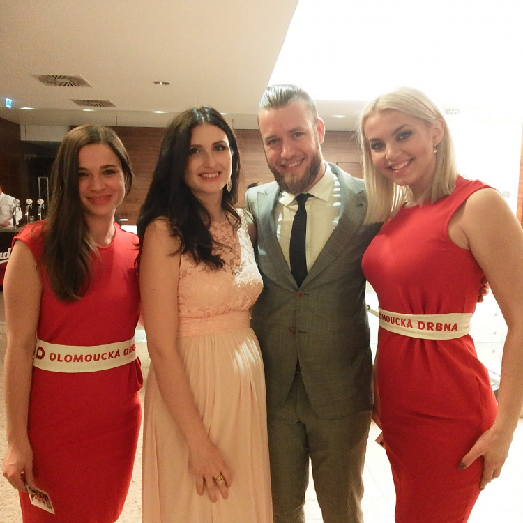 FOTOGALERIE: Dostali jste od Olomoucké Drbny na Olomouckém plese fotku na památku? Tady je webová galerie!