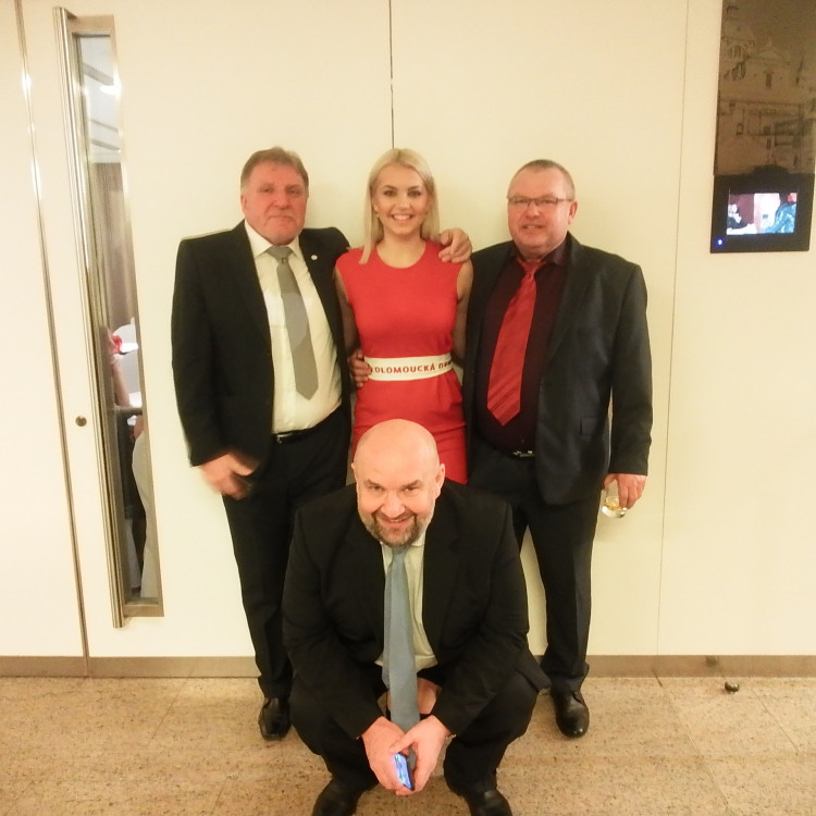 FOTOGALERIE: Dostali jste od Olomoucké Drbny na Olomouckém plese fotku na památku? Tady je webová galerie!