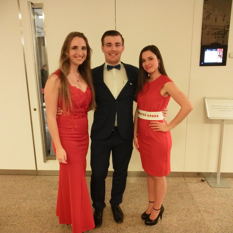 FOTOGALERIE: Dostali jste od Olomoucké Drbny na Olomouckém plese fotku na památku? Tady je webová galerie!