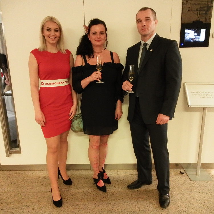 FOTOGALERIE: Dostali jste od Olomoucké Drbny na Olomouckém plese fotku na památku? Tady je webová galerie!