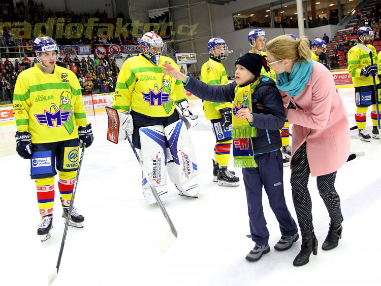 Partnerství s Bazalkou připomínaly speciální dresy. Získat je můžete díky dražbě
