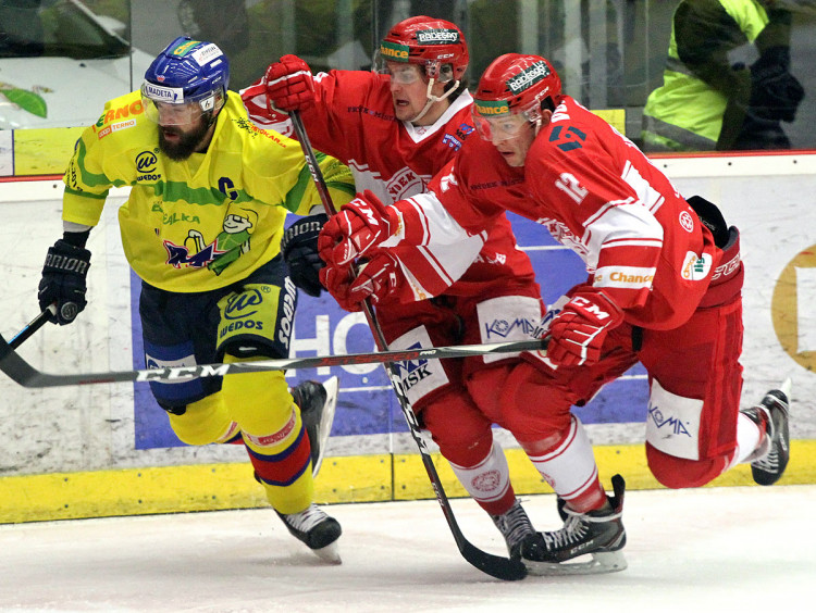 Kapitán ČEZ Motoru Zdeněk Kutlák pronásledovaný dvěma frýdeckomísteckými hráči