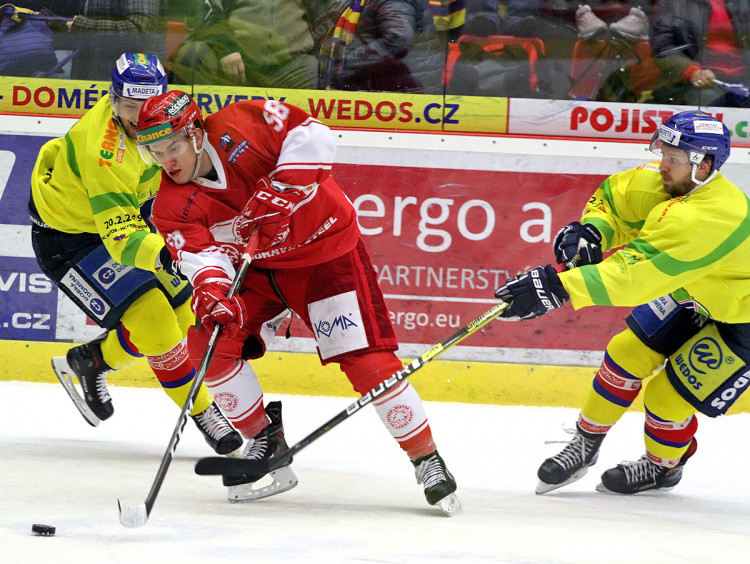 Hostující David Kofroň mezi Babkou a Bradleym