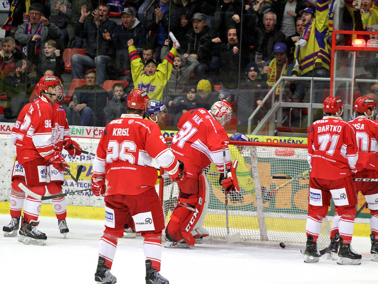 Jihočeši hledali dlouhou dobu recept na pevnou obranu hostů. Skulinku našli až 17 sekund před vypršením první třetiny zásluhou Codyho Bradleyho