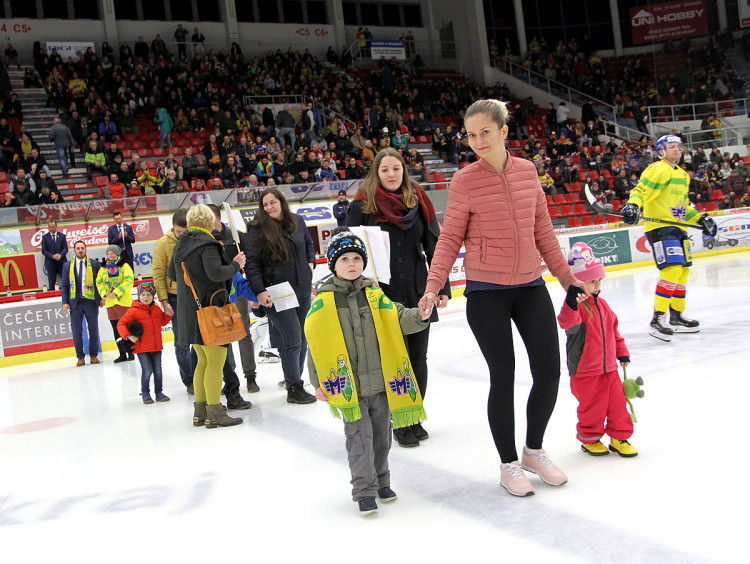 Společný nástup dětí z Bazalky a domácích hokejistů